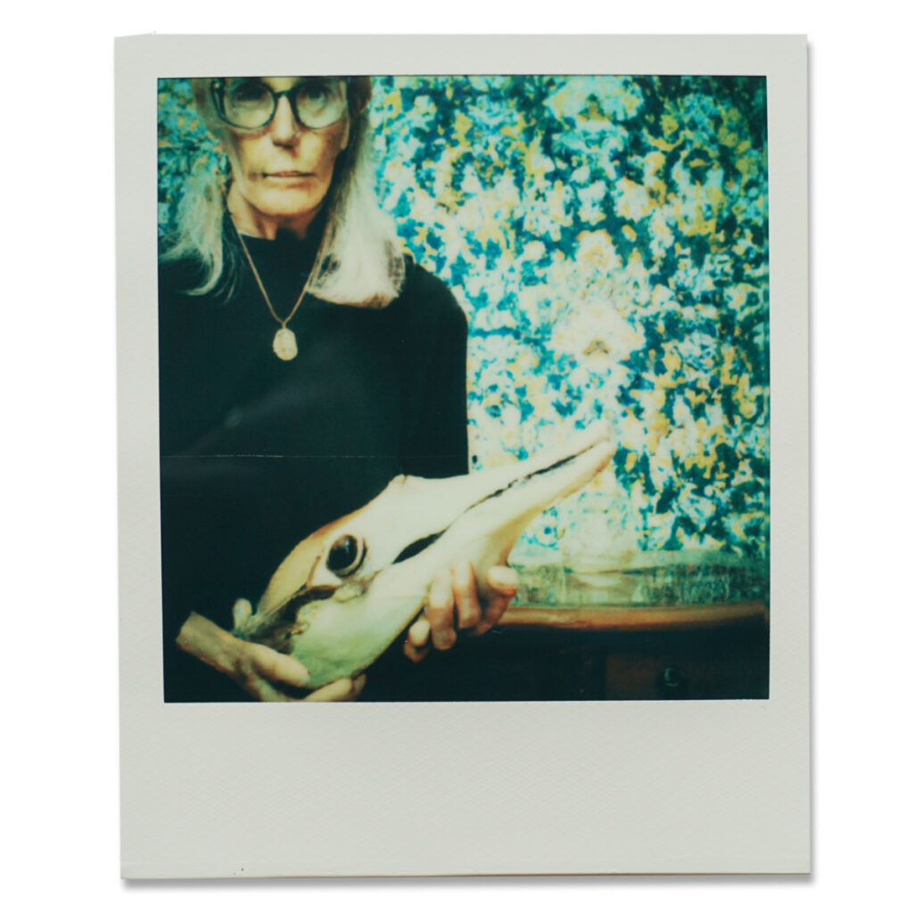 Alte Frau hält Schädel in der Hand Polaroid