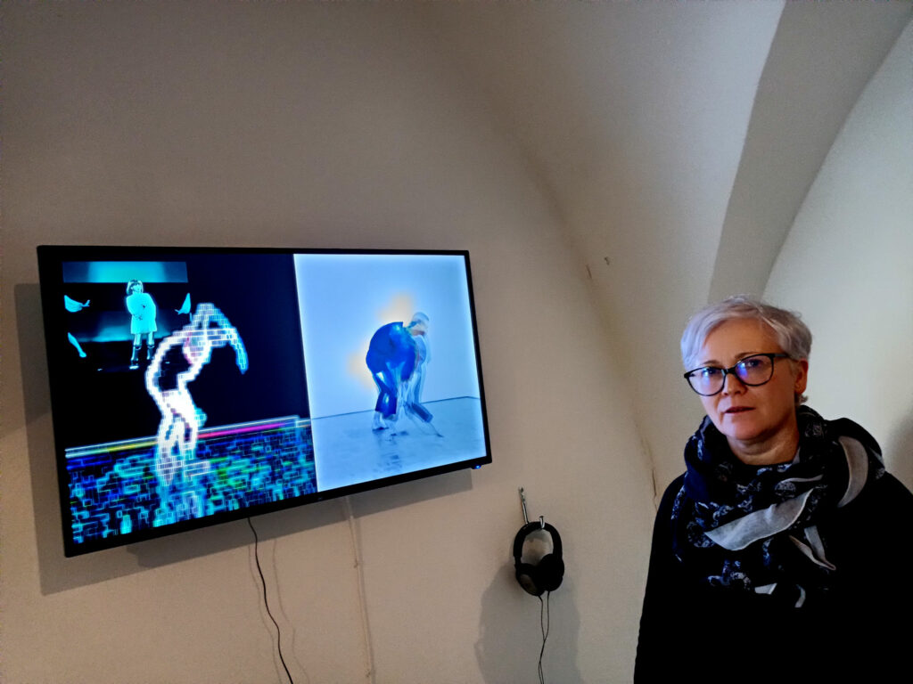 Erika Kassnel-Henneberg in der Ausstellung Uncanny Valley, Foto: Manuel Schedl