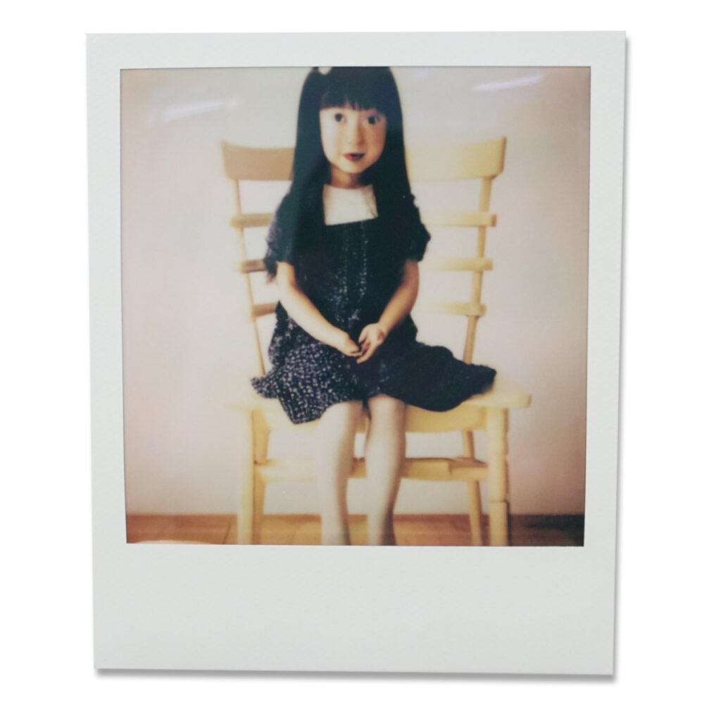 Mädchen auf einem Stuhl Polaroid