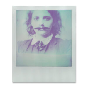 Frau mit einem Oberlippenbart Polaroid